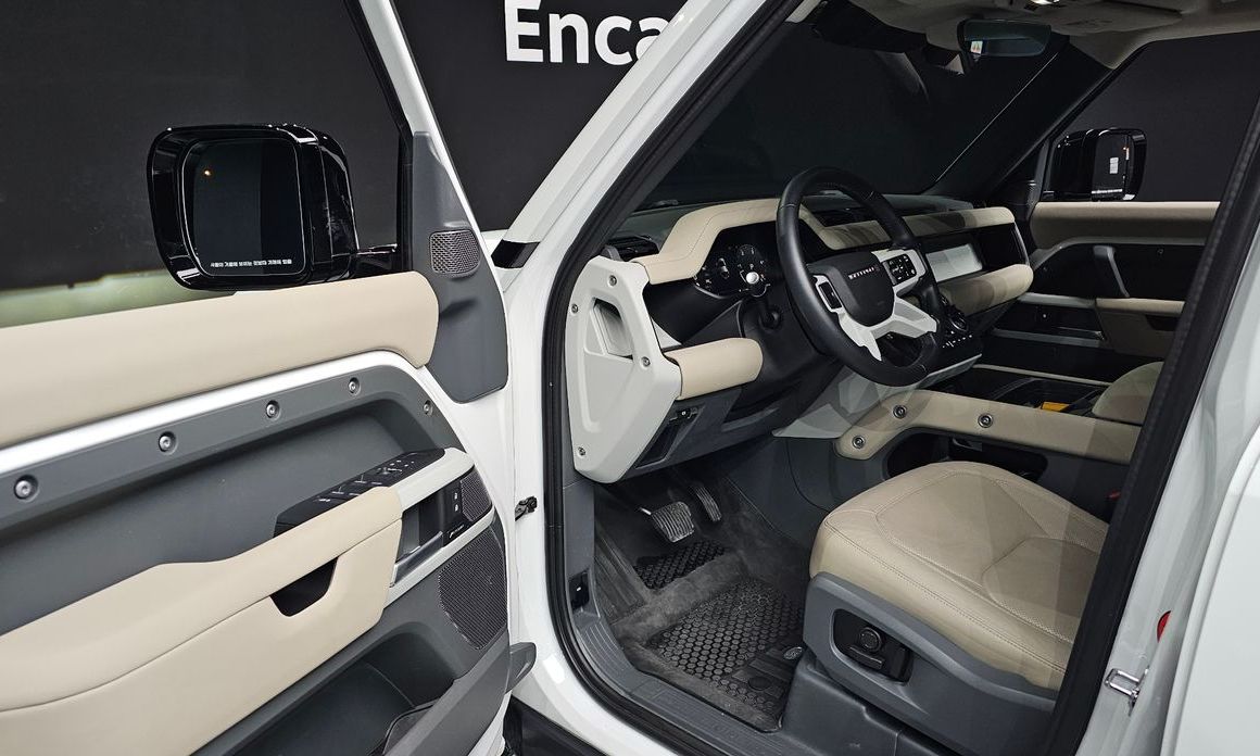 Land Rover Defender 2024