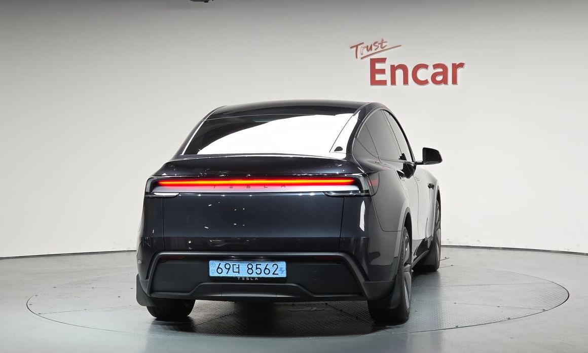 Tesla Model Y 2025