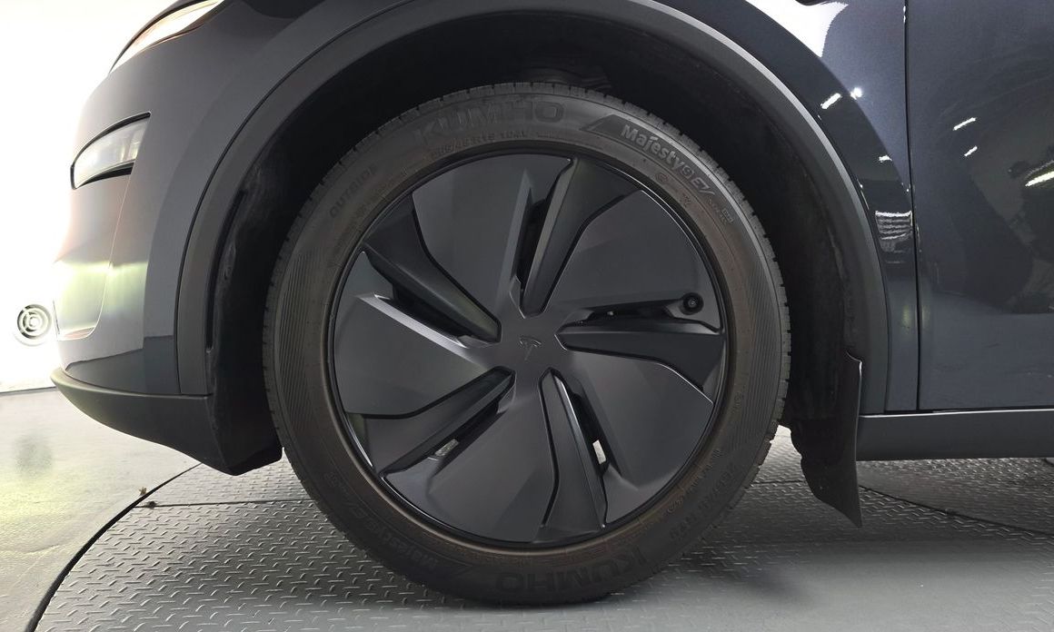Tesla Model Y 2025