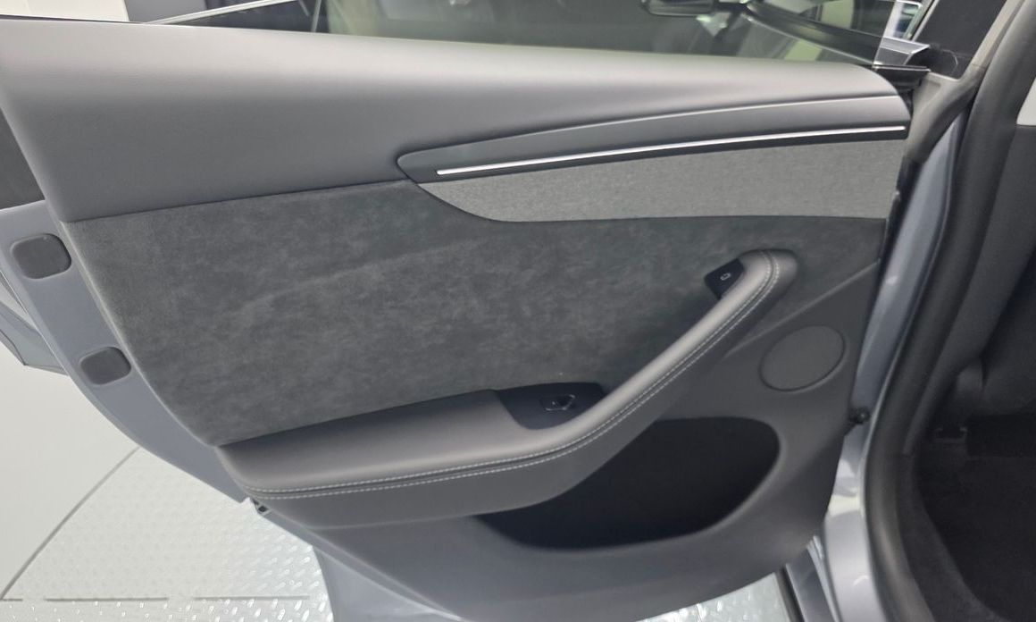 Tesla Model Y 2025