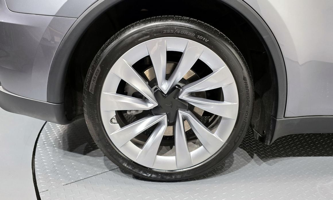 Tesla Model Y 2025