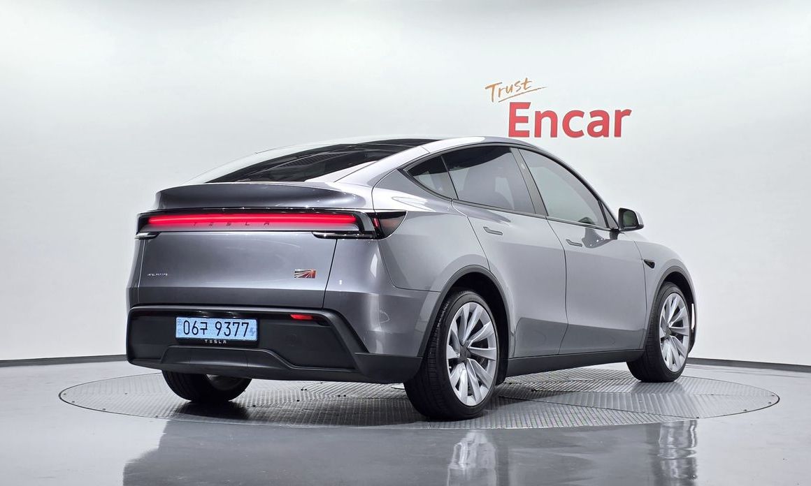 Tesla Model Y 2025