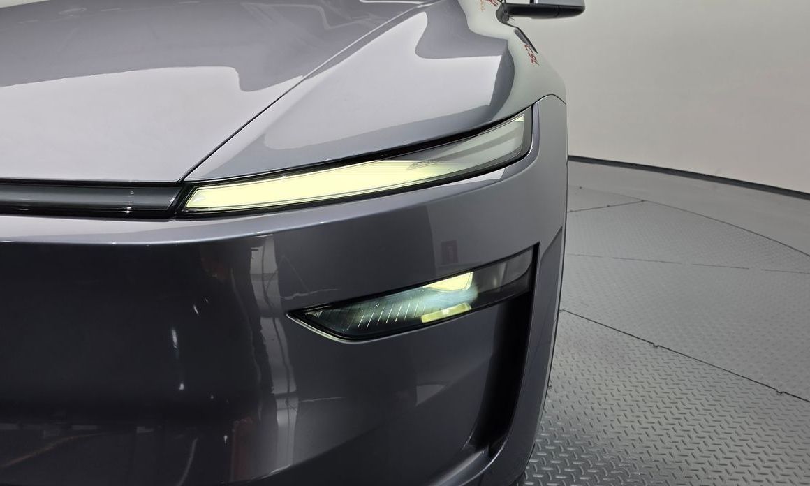 Tesla Model Y 2025