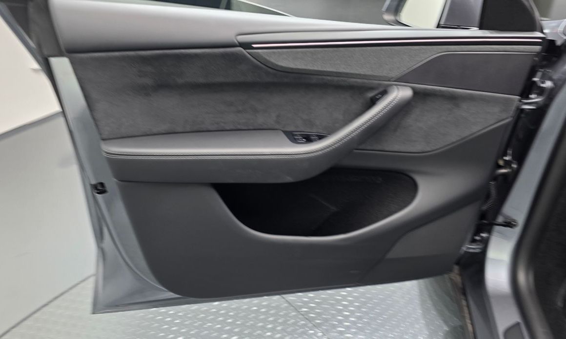 Tesla Model Y 2025