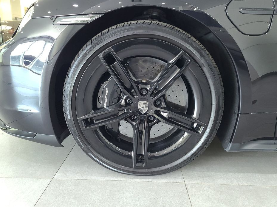 Porsche Taycan 2025