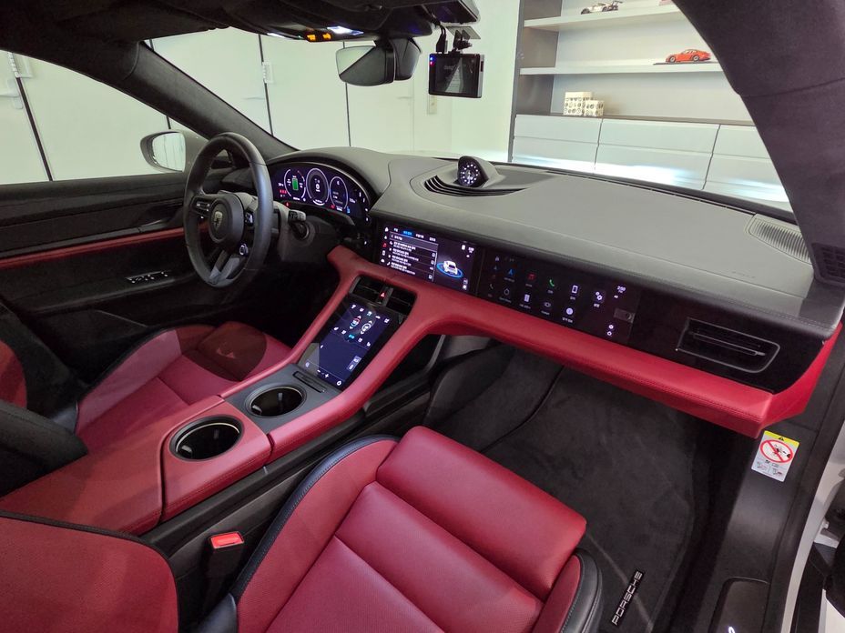 Porsche Taycan 2025