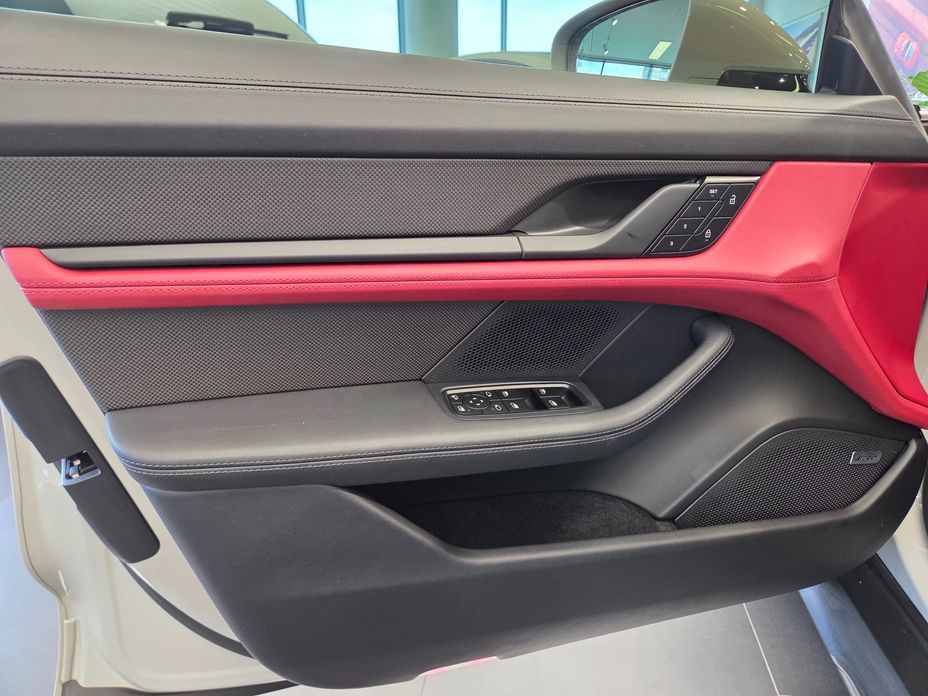 Porsche Taycan 2025