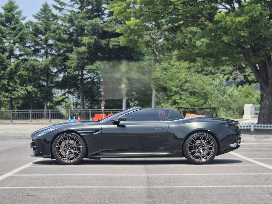 Astonmartin DB12 2025