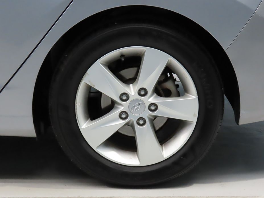 Hyundai AVANTE 2013