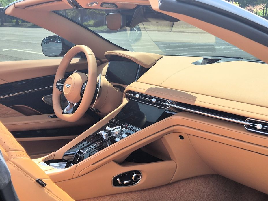 Astonmartin DB12 2025