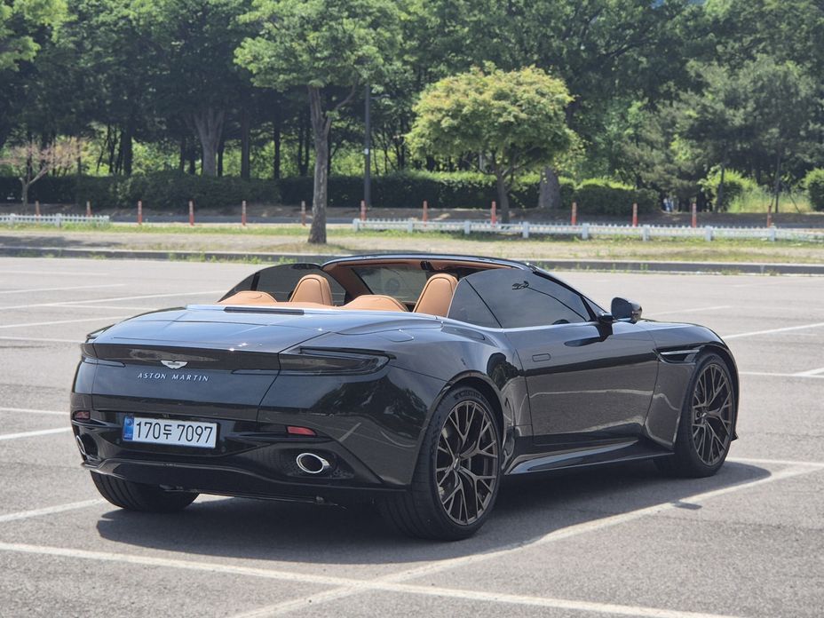 Astonmartin DB12 2025