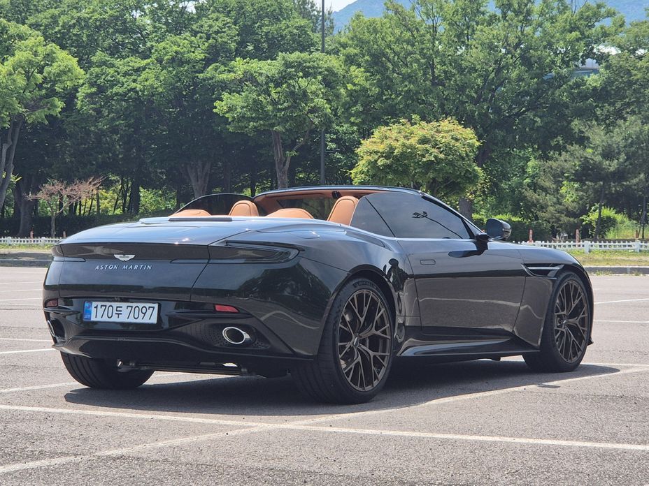 Astonmartin DB12 2025