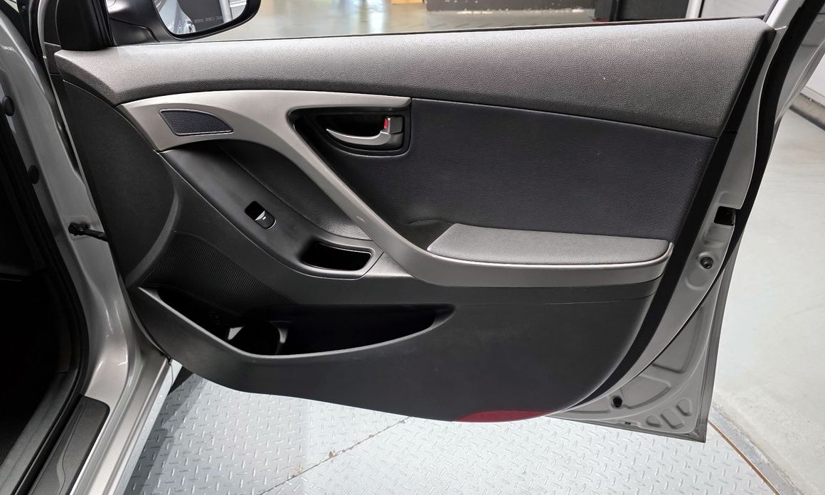 Hyundai AVANTE 2012