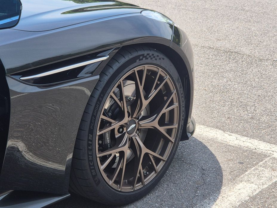Astonmartin DB12 2025