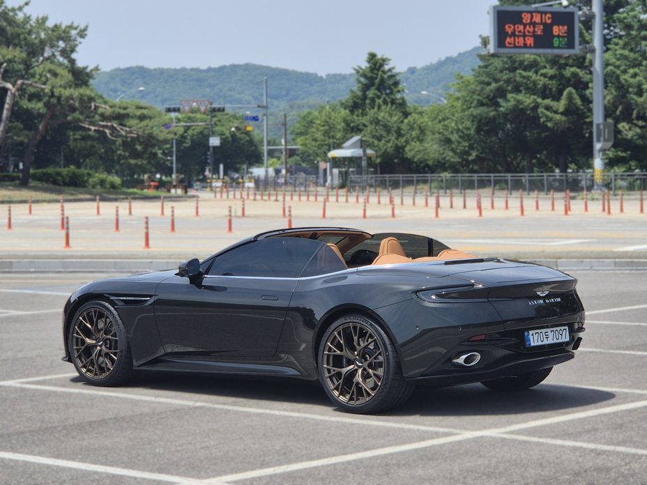 Astonmartin DB12 2025