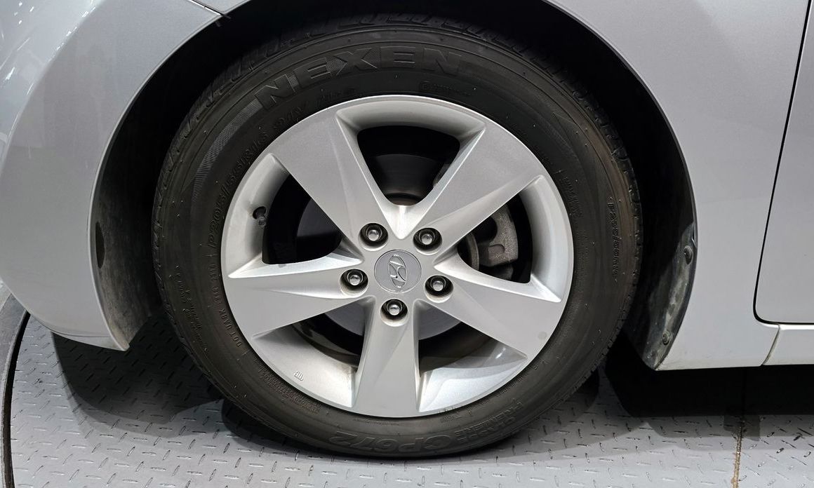 Hyundai AVANTE 2012
