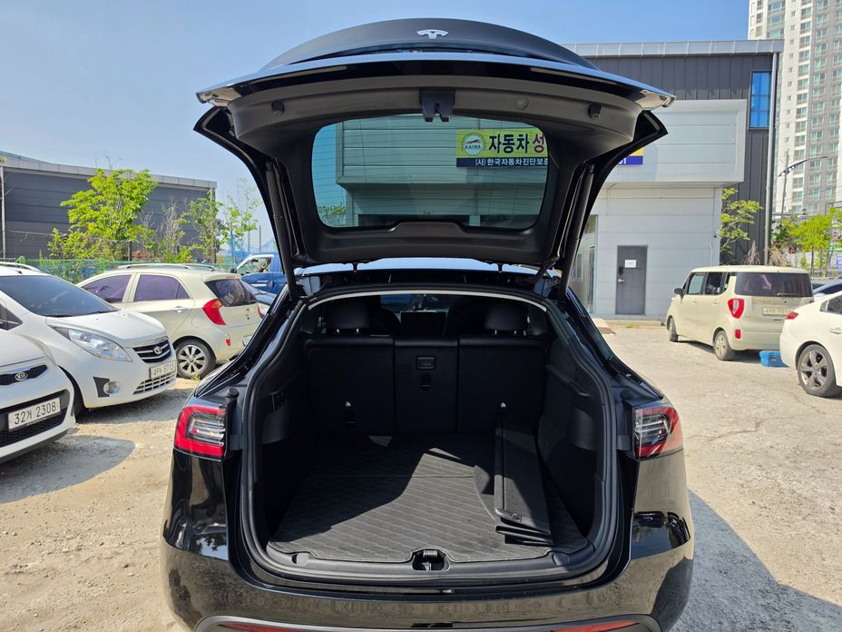 Tesla Model Y 2024