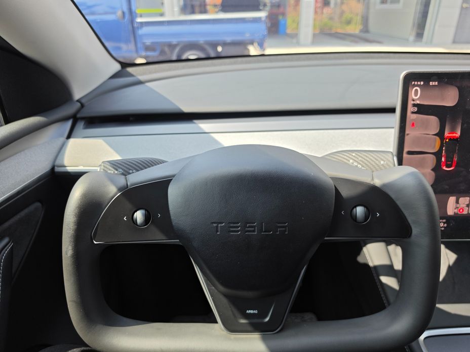 Tesla Model Y 2024