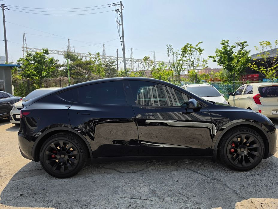 Tesla Model Y 2024