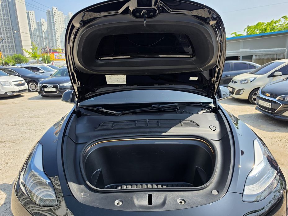 Tesla Model Y 2024
