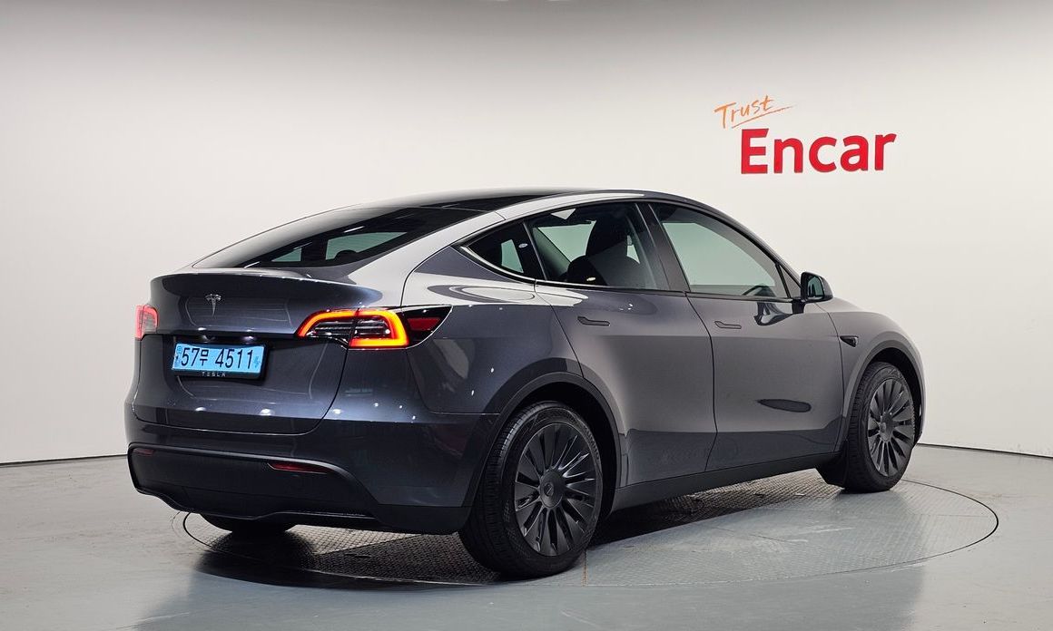 Tesla Model Y 2024