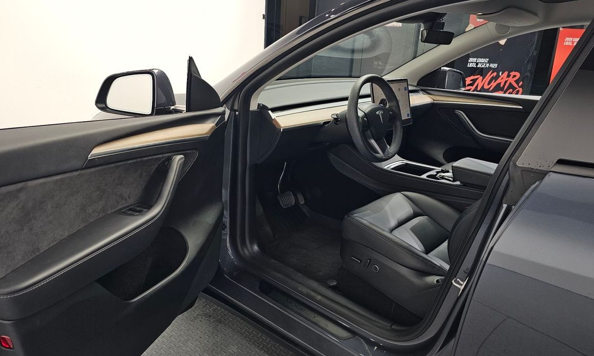 Tesla Model Y 2024