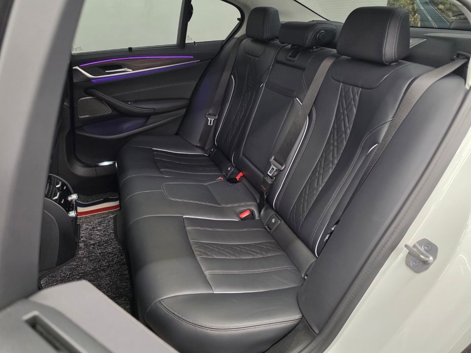 BMW 5-Series 2023
