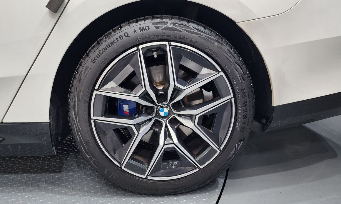 BMW 5-Series 2024