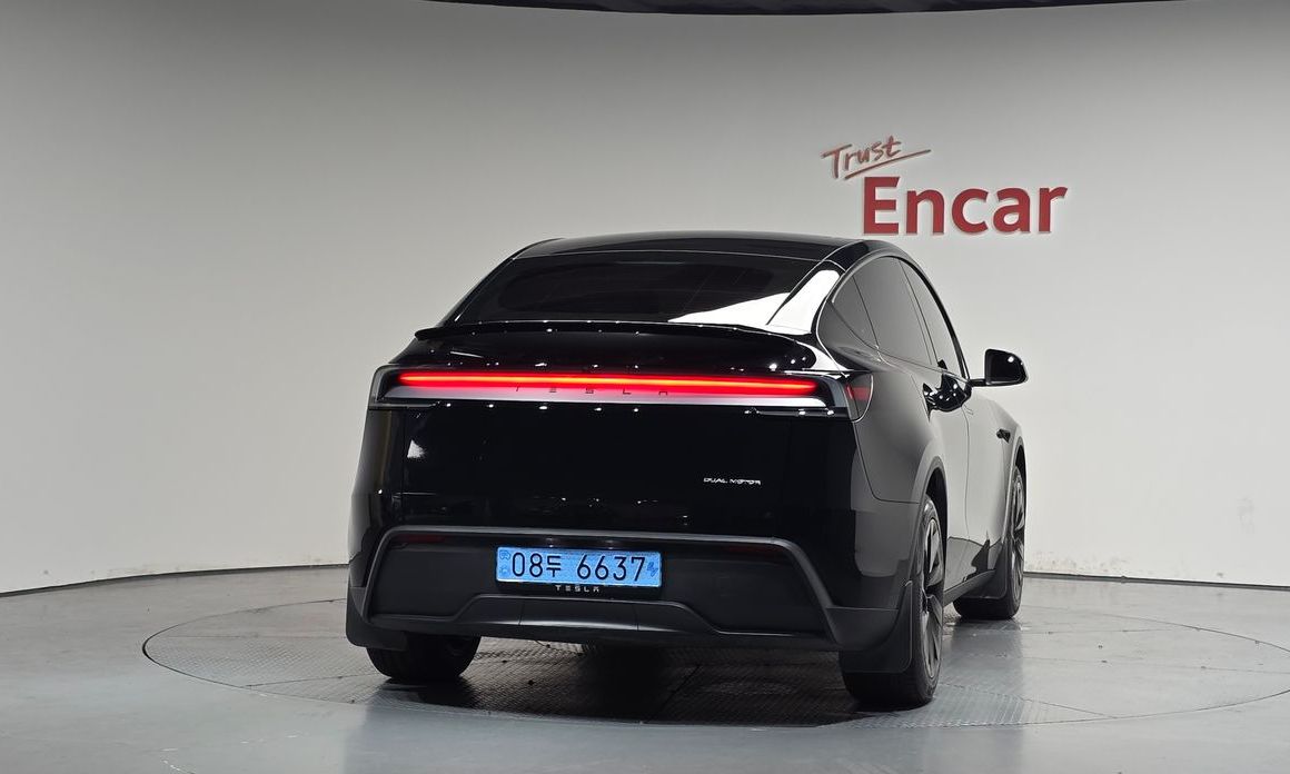 Tesla Model Y 2025