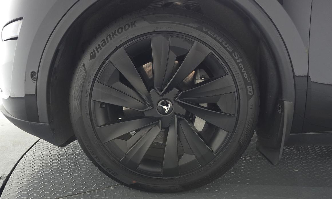 Tesla Model Y 2025