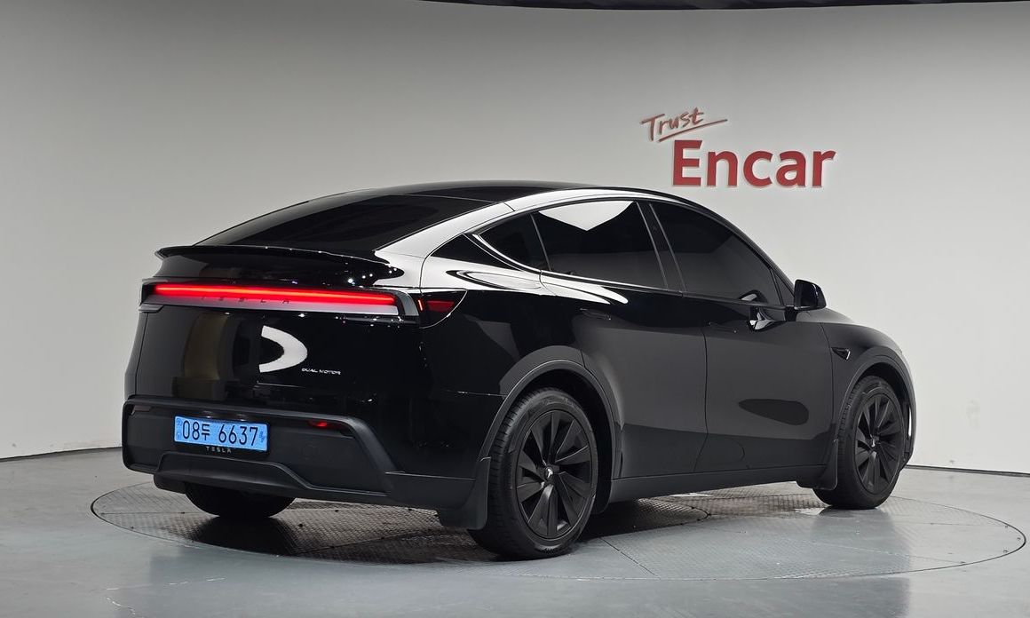 Tesla Model Y 2025