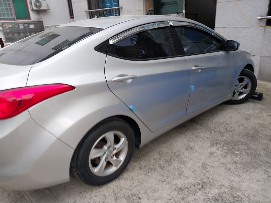 Hyundai AVANTE 2011