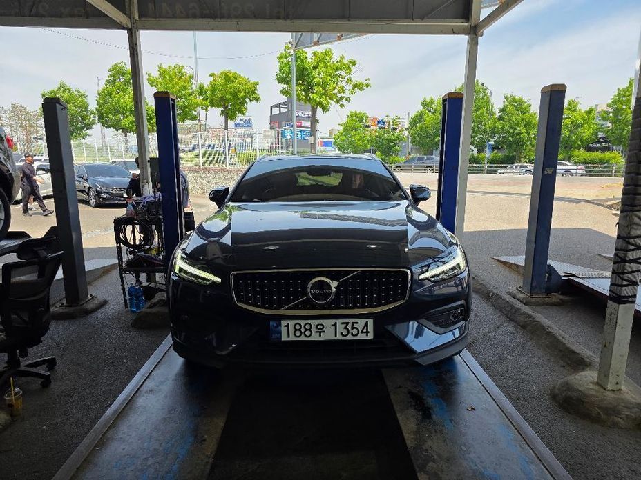 Volvo V60 2025