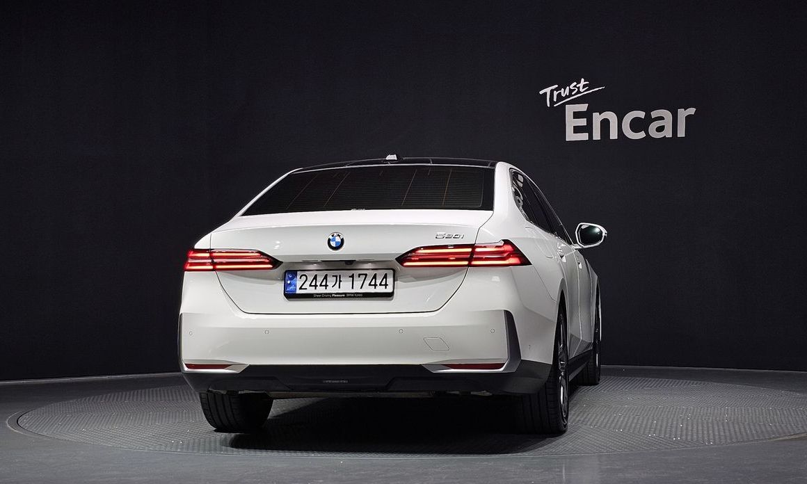 BMW 5-Series 2024