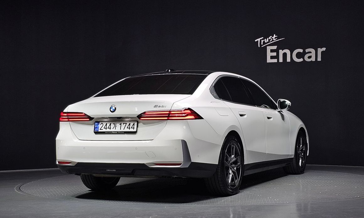 BMW 5-Series 2024