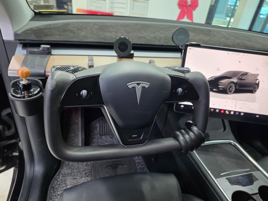 Tesla Model Y 2024