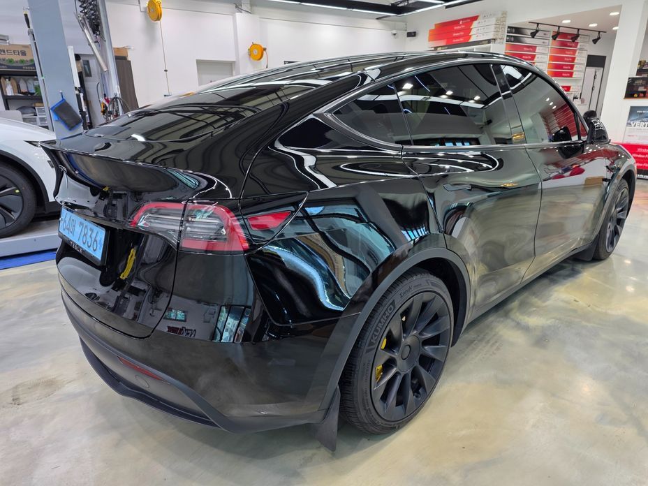 Tesla Model Y 2024
