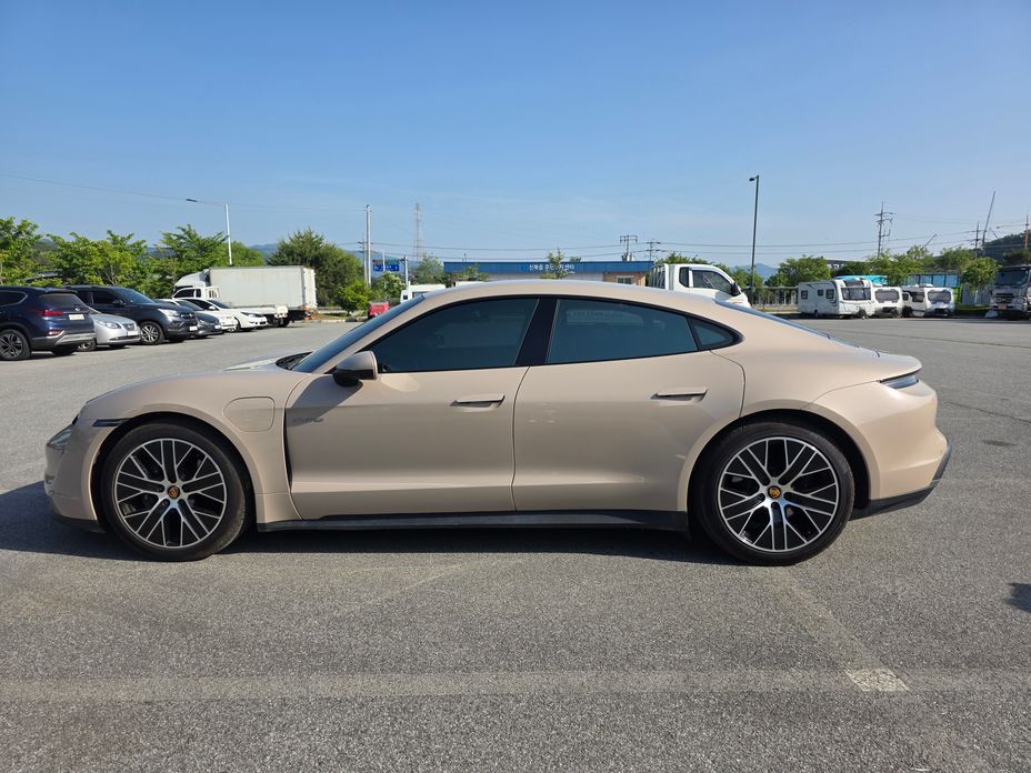 Porsche Taycan 2023