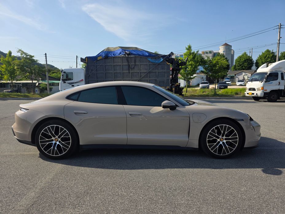 Porsche Taycan 2023