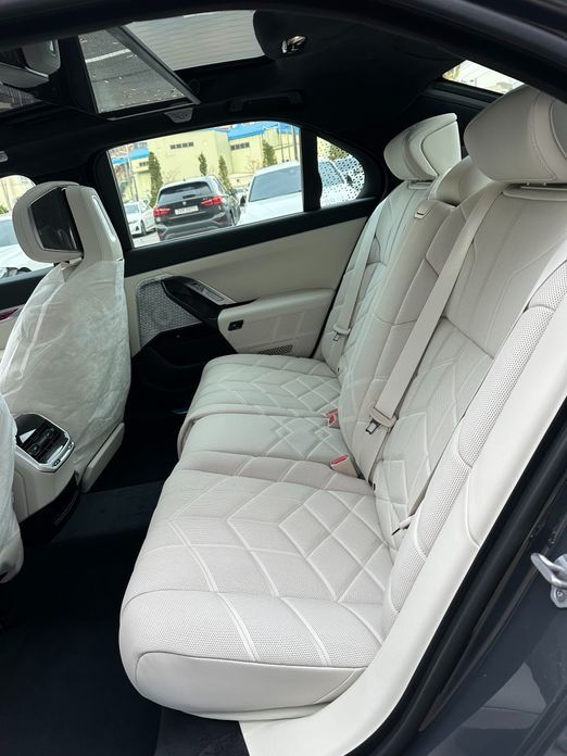 BMW i7 2025