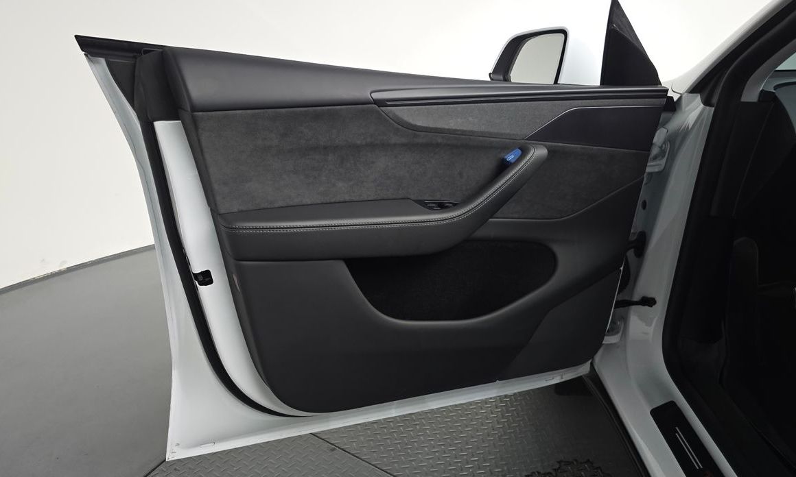 Tesla Model Y 2025