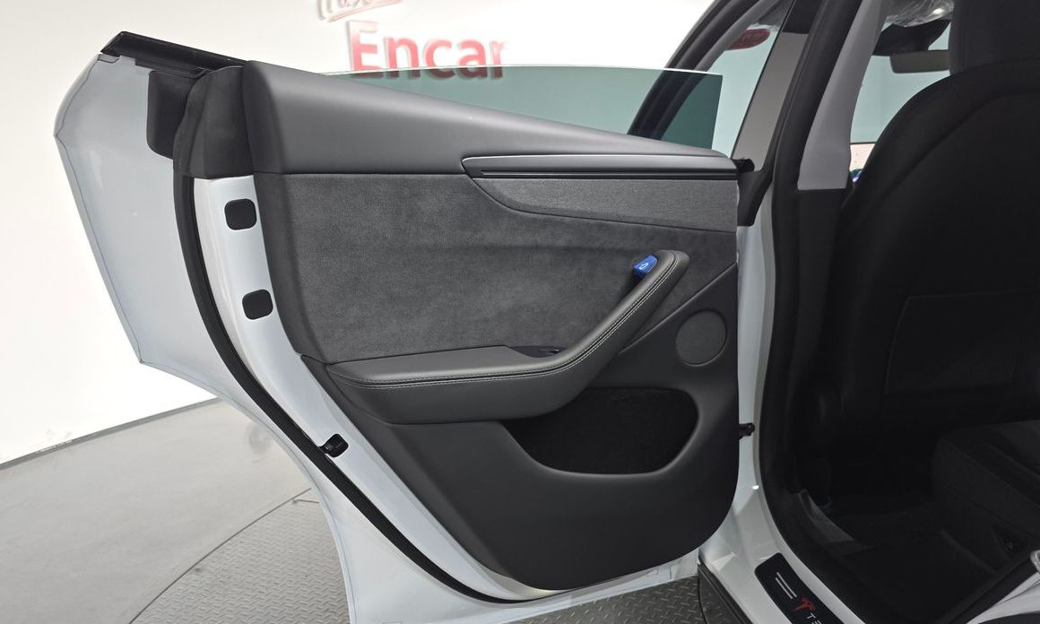 Tesla Model Y 2025