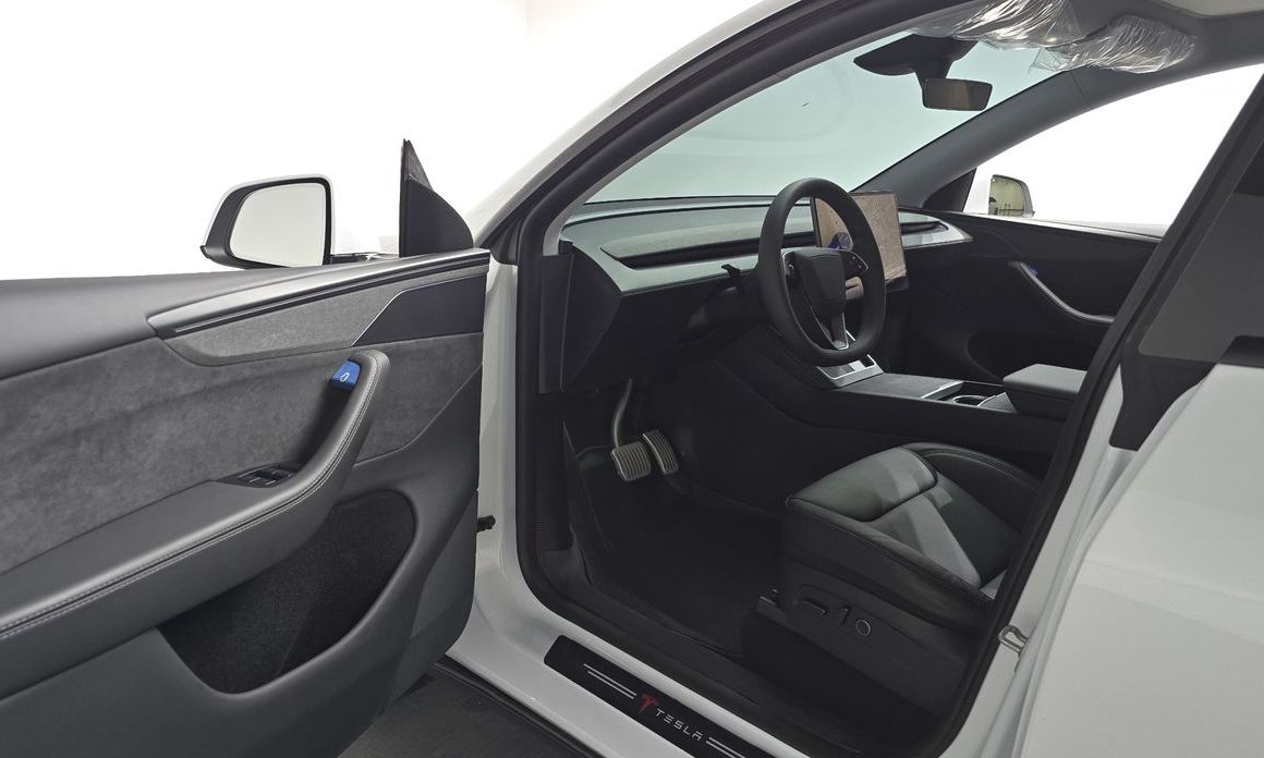 Tesla Model Y 2025