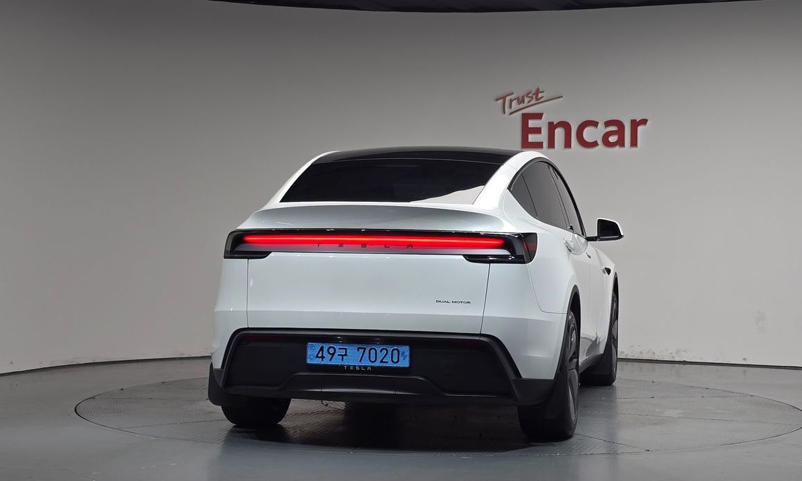 Tesla Model Y 2025