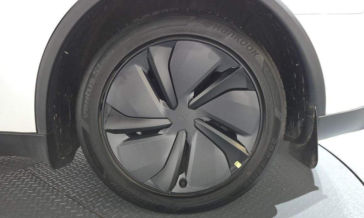 Tesla Model Y 2025