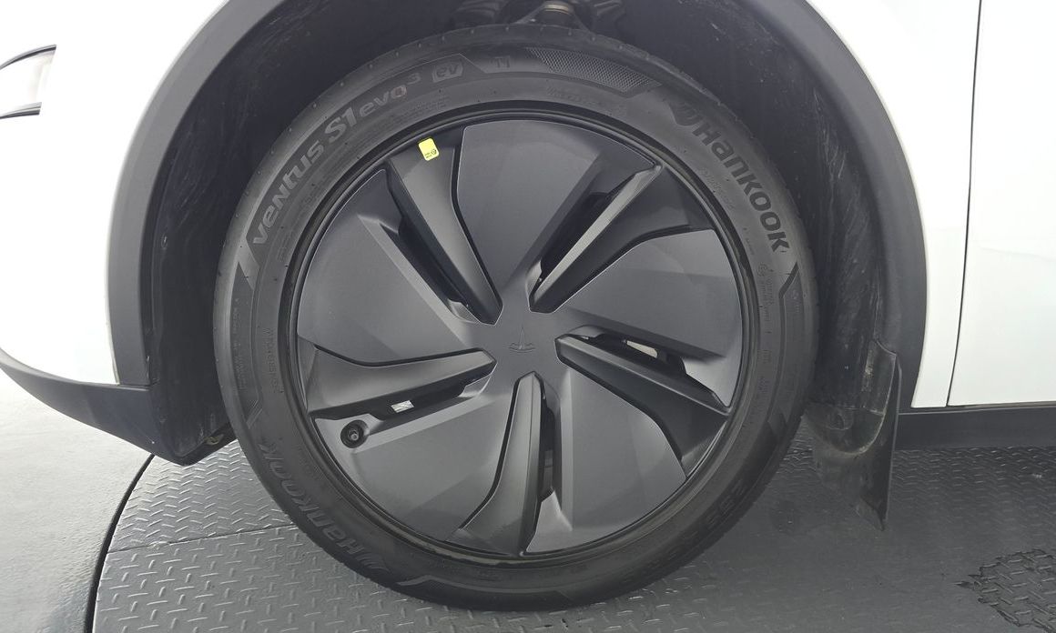 Tesla Model Y 2025
