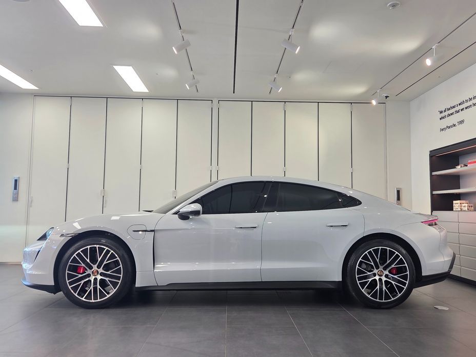 Porsche Taycan 2021