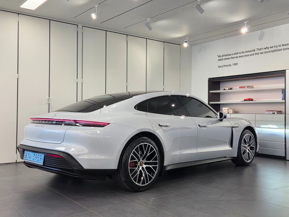 Porsche Taycan 2021