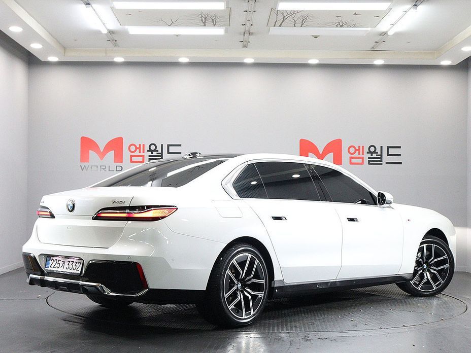 BMW 7-Series 2024
