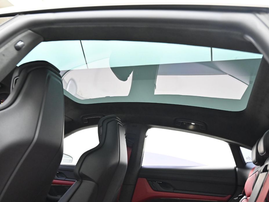 Porsche Taycan 2025